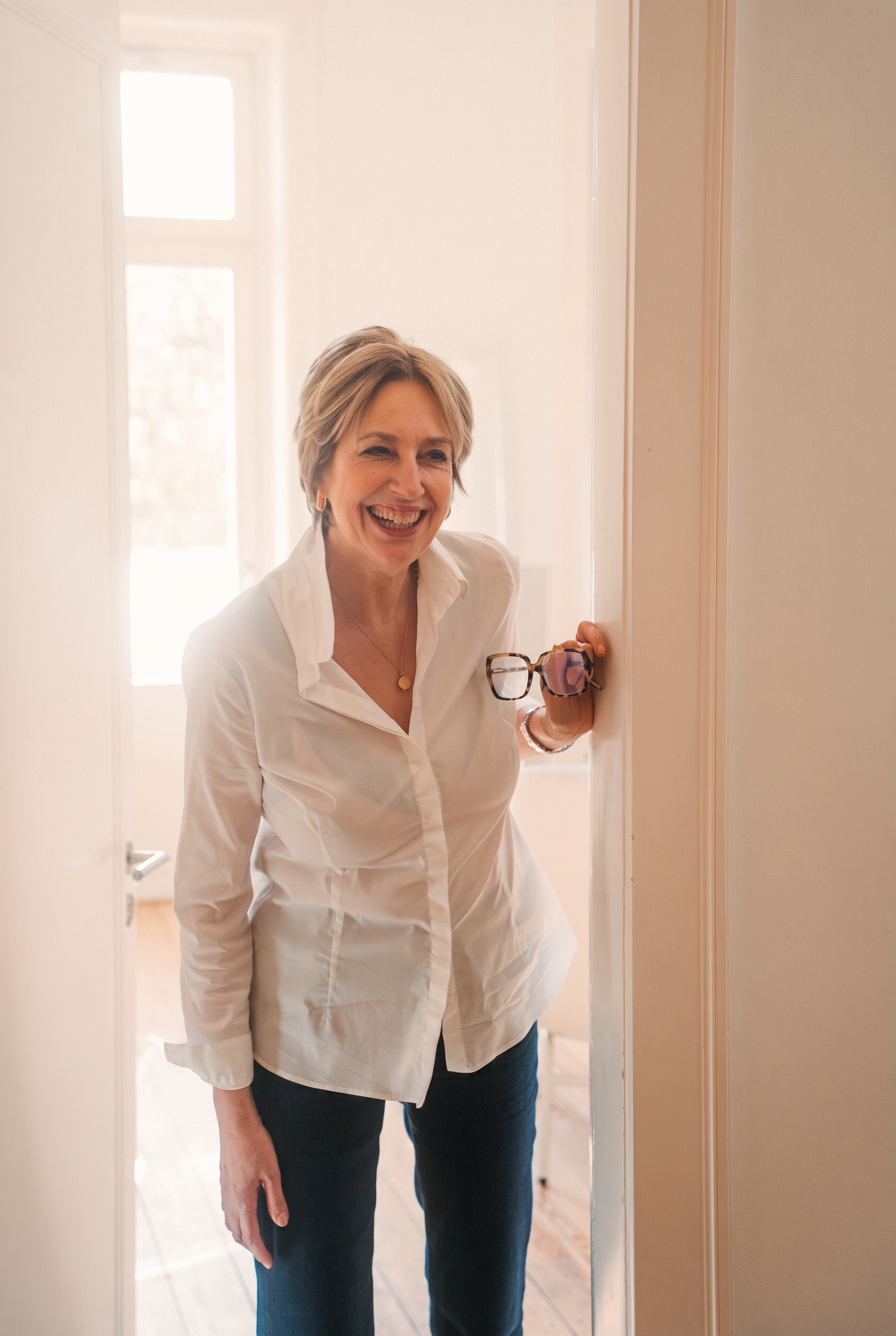 Susanne Moltrecht, Heilpraktikerin für klassische Homöopathie, vor ihrer Praxis in Hamburg