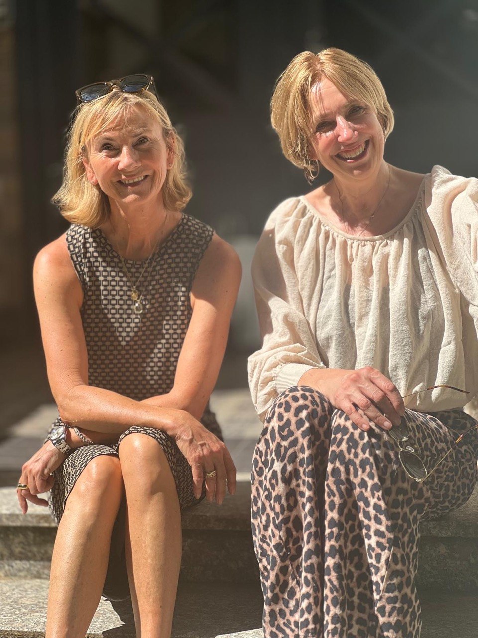 Zwei lachende Frauen beim The Women Circle